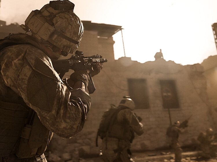 COD screenshot - Call of Duty-spiller sigter på fjende på tagryg