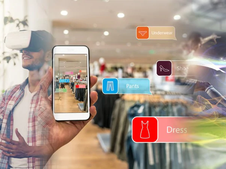 Mand der tester VR, en der shopper og en anden der spiller fodbold