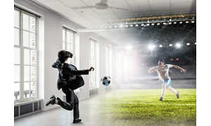 En der spiller VR fodbold