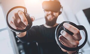 Mand der bruger VR briller