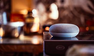 Google Home Mini i et hjem