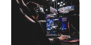 Gamer spiller på en gamingcomputer