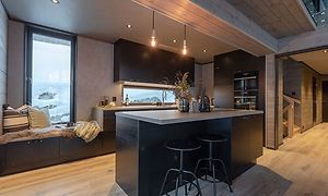 køkkenø med brun bordplade og blomster på